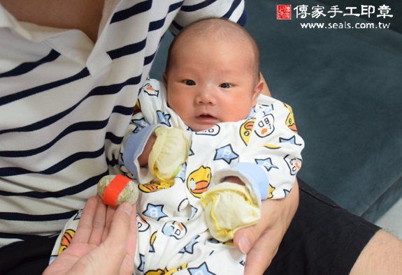洋洋(新北中和區到府嬰兒寶寶滿月剃頭理髮、免費到府嬰兒剃胎毛儀式吉祥話)。到府剃頭剃胎毛主持、專業拍照、DVD光碟、證書。★購買「臍帶章、肚臍章、胎毛筆刷印章」贈送：剃頭、收涎、抓周，三選一。2015.10.31 照片6